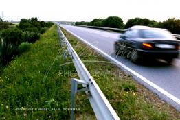 Image du Maroc Professionnelle de  Un automobilste roulant à grande vitesse sur l'Autoroute Rabat - Casablanca au niveau de Skhirates. Le 23 Juillet 2004. (Photo / Abdeljalil Bounhar)